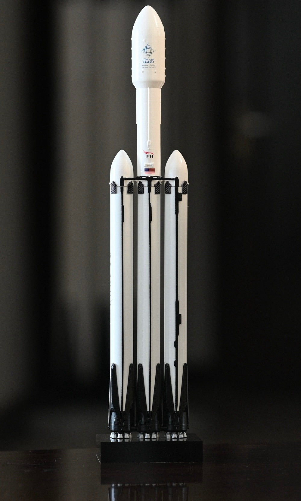ALDO > Hobbies & Creative Arts> Collectibles> Scale Model NASA Space X Model Rocket Falcon Super Heavy Spacecraft Model Desk Top Display.