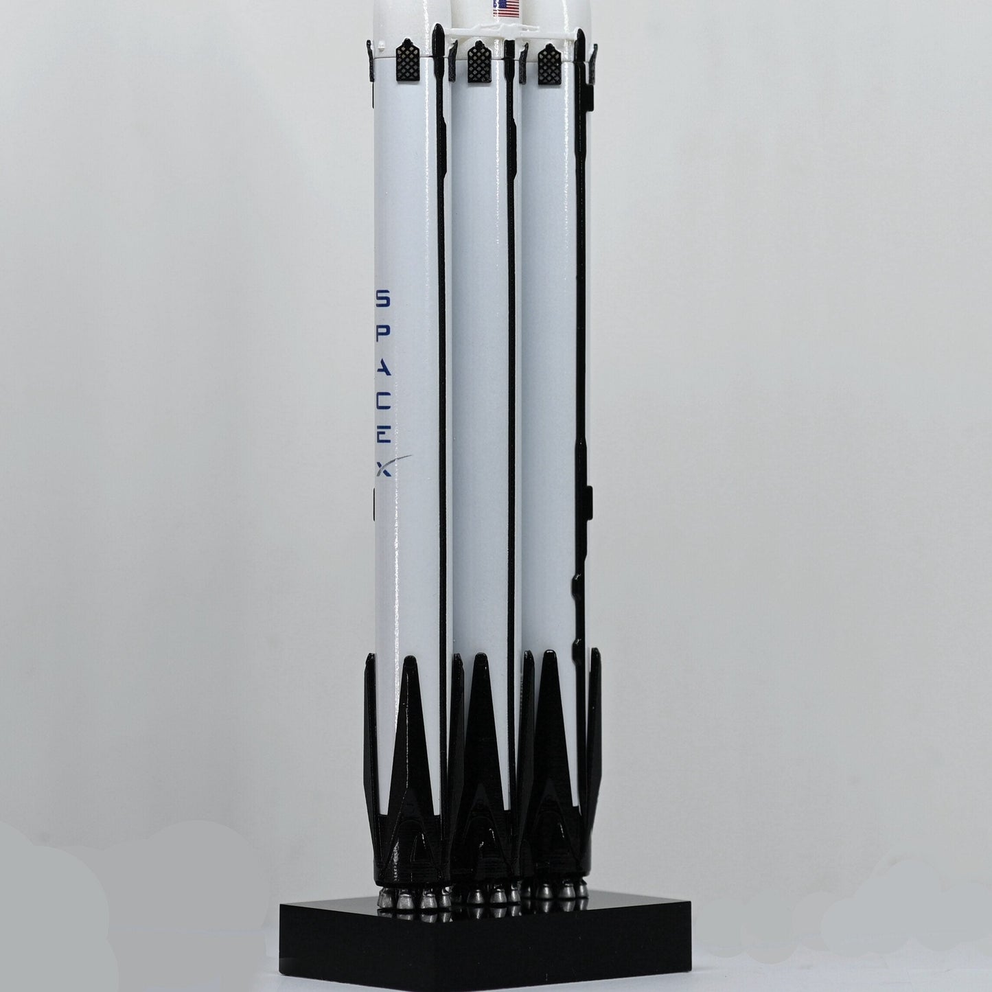 ALDO > Hobbies & Creative Arts> Collectibles> Scale Model NASA Space X Model Rocket Falcon Super Heavy Spacecraft Model Desk Top Display.