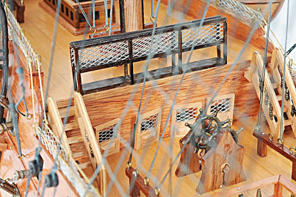 Aldo Hobbies & Creative Arts> Collectibles> Scale Model HMS Victory Xtract Large Tallship Wood Model Sailboat Assembled  With Display Case XL No Glass