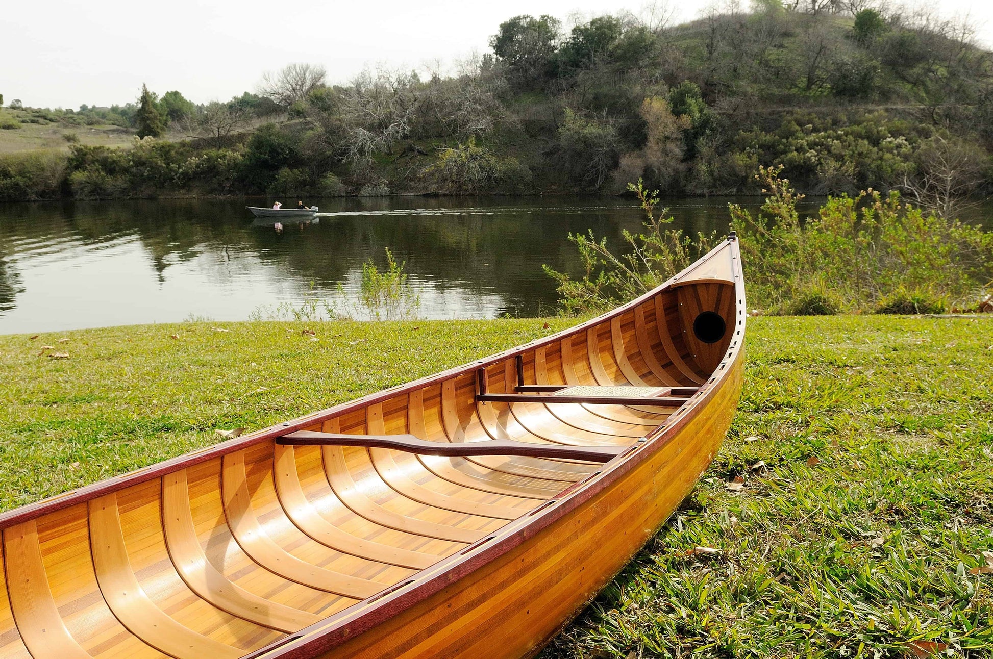 ALDO Kayaking, Canoeing & Rafting>Canoes L: 216 W: 35.5 H: 27 Inches / NEW / wood Real High Quality Canadian Cedar Canoe  With Ribs18 feet